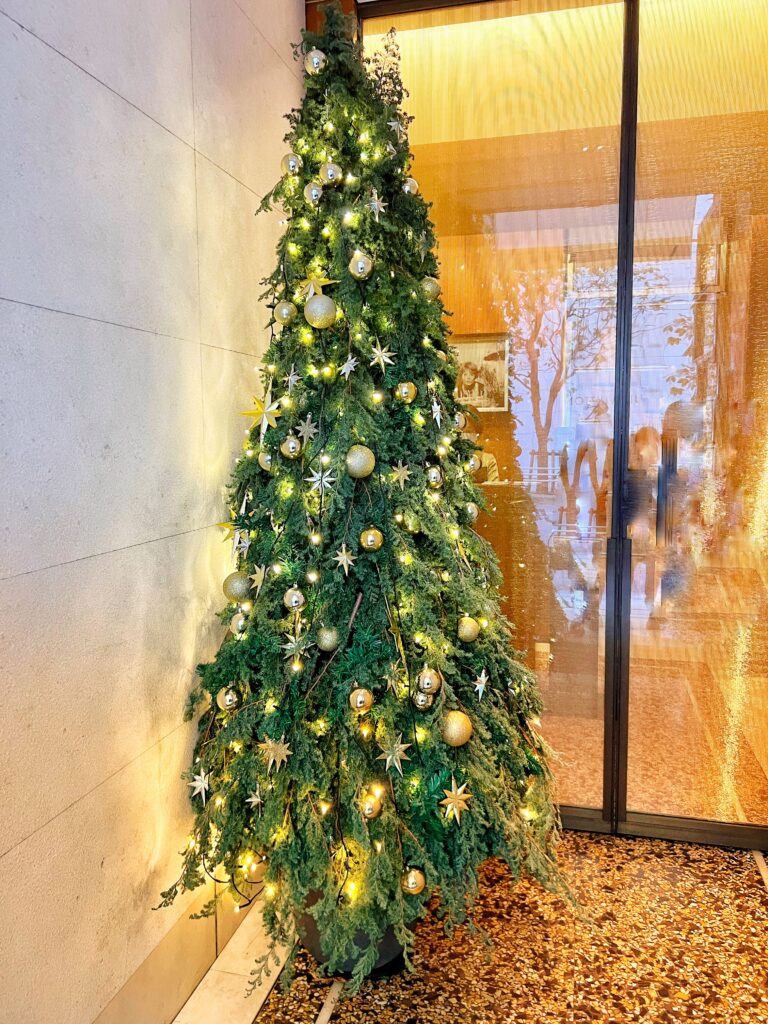 ブルガリのレストランのクリスマスツリー