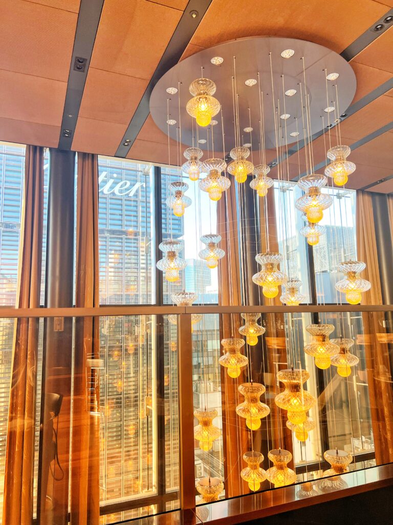 ブルガリ ギンザ・バーの内観とシャンデリア
