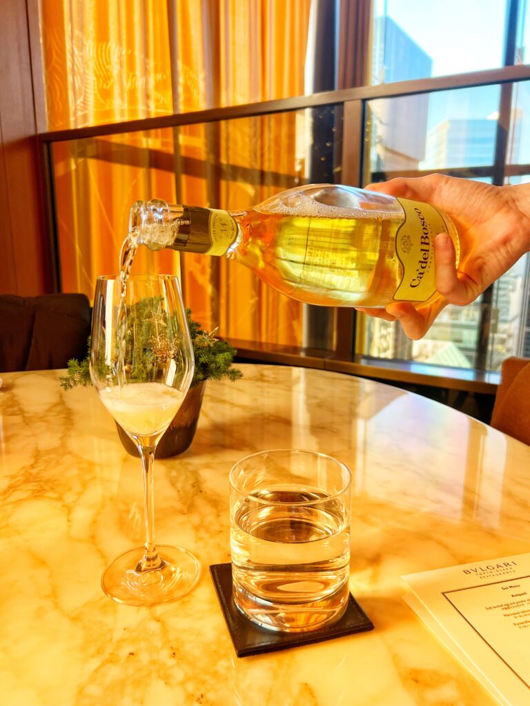 ブルガリのレストランのフランチャコルタ