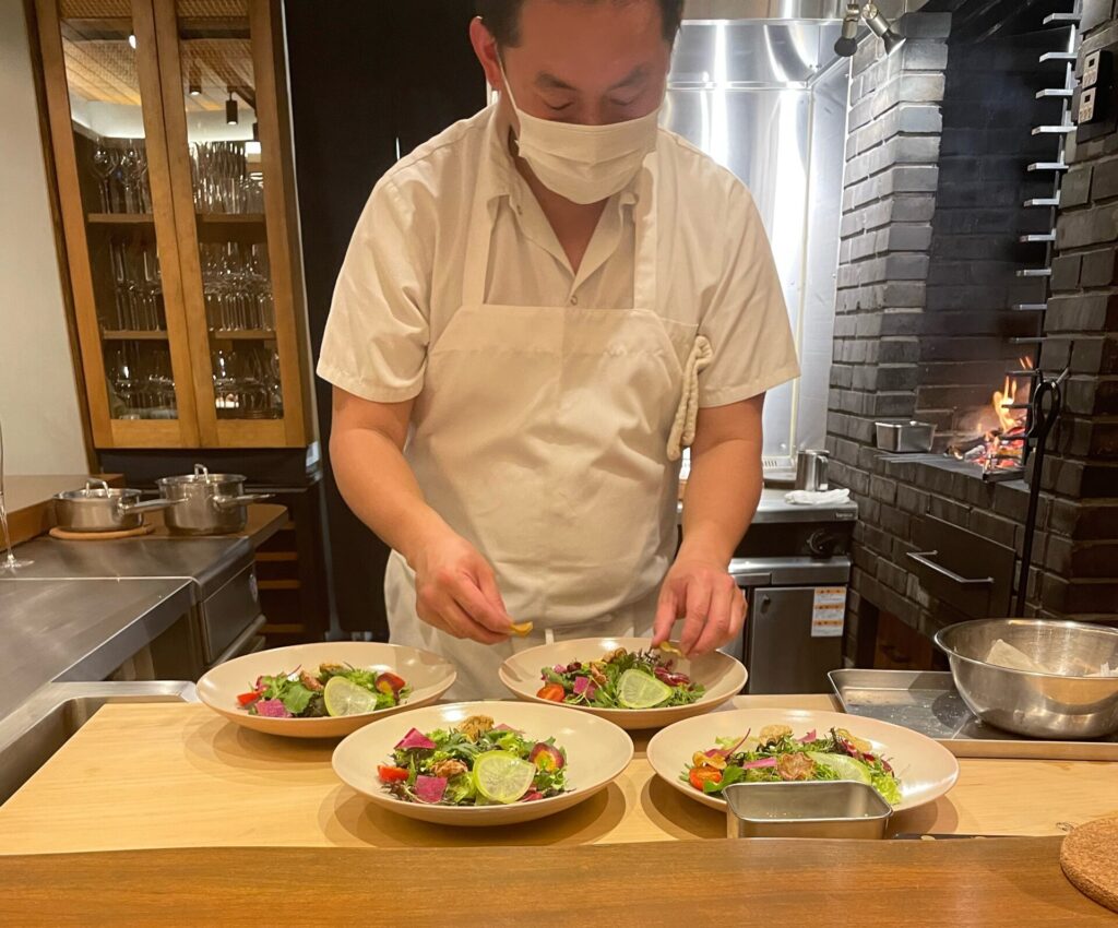 お野菜を盛り付け中