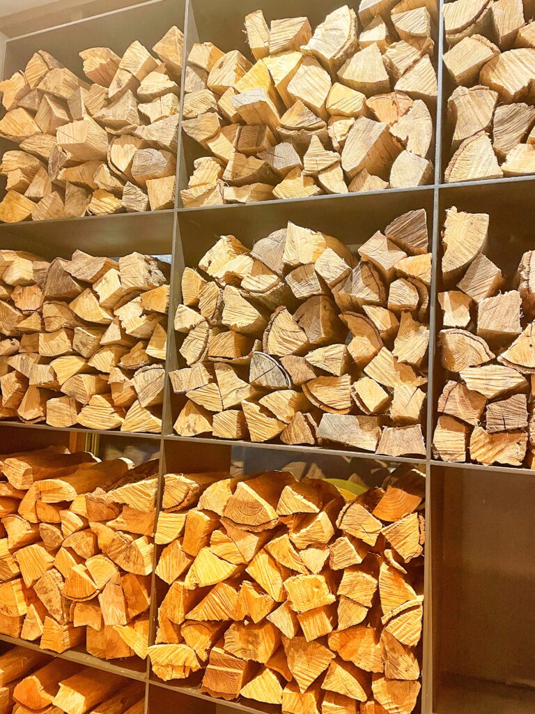 店内に積んである薪