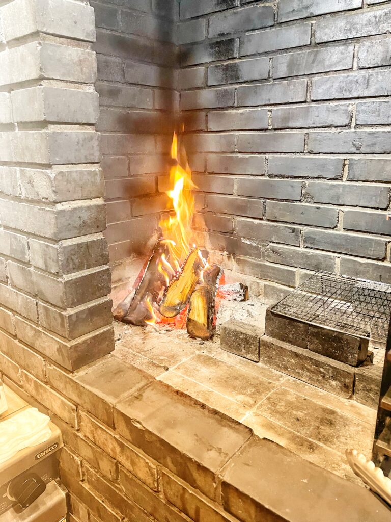 火入する調理場の薪火