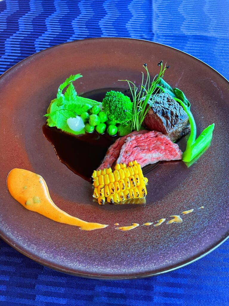 ViandeSteak de Boeuf avec Purée de Brocoli et Légumes, Sauce Porto Rouge 国産牛のリプステーキ ブロッコリーのピュレと地元野菜の付け合わせ ポルトソース