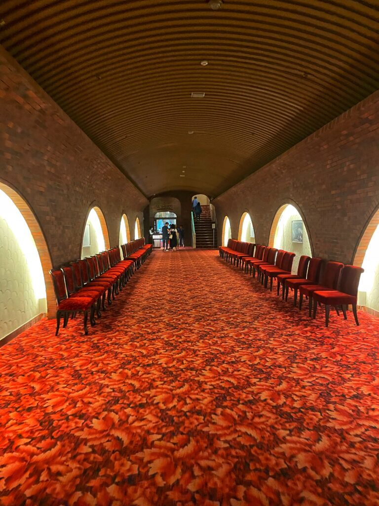 「メインダイニング錦」へ続く廊下