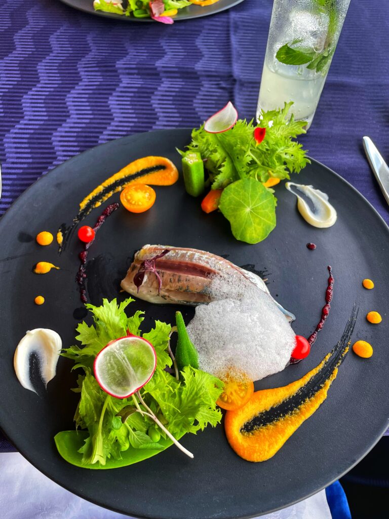 EntreeComposition de Chinchard et Local Légumes , Ecume de Citron 地のカルパッチョと地野菜のコンポジションレモンのエキューム